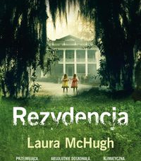 Okładka książki na której widać park, duzy dom i dwie małe dziewczynki.