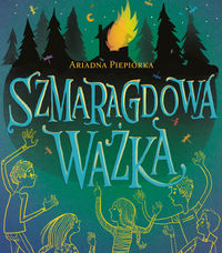 Okładka ksiązki na której widać las nocą i płonący dom.