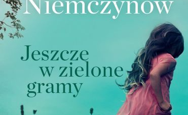 Okładka książki Jeszcze w zielone gramy na której biegnie dziewczynka po łące