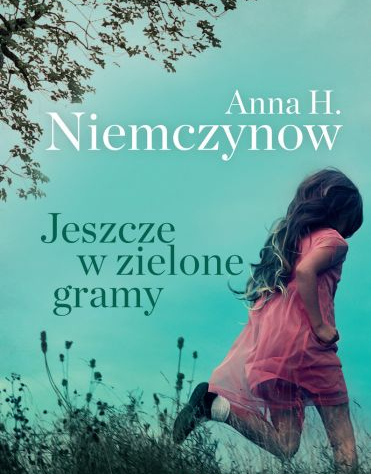 Okładka książki Jeszcze w zielone gramy na której biegnie dziewczynka po łące