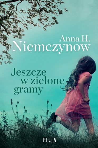 Okładka książki Jeszcze w zielone gramy na której biegnie dziewczynka po łące
