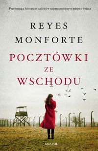 Okładka książki na której widać kobietę w czerwonym płaszczu stojącą przy obozie koncentracyjnym.