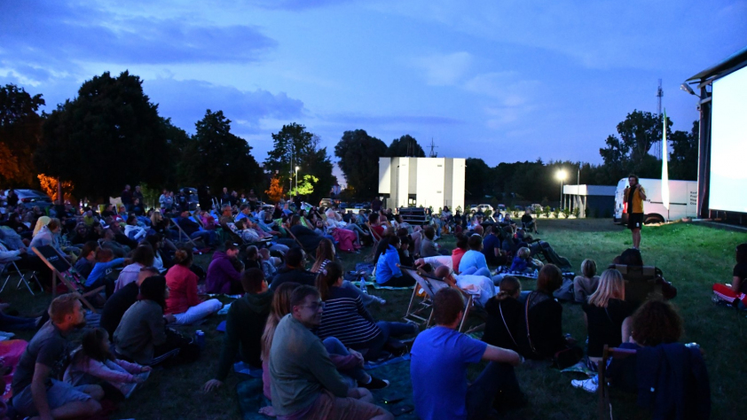 Ludzie siedzą i słuchają mężczyzny