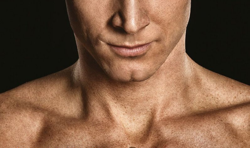 na czarnym tle zdjęcie Roberta Lewandowskiego