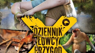 zdjecie siedzącego chłopca na tle wody i trzcin