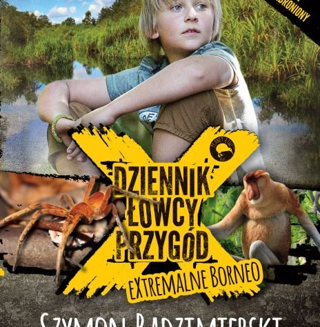 zdjecie siedzącego chłopca na tle wody i trzcin