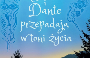 Widok rozbitego namiotu na tle gór