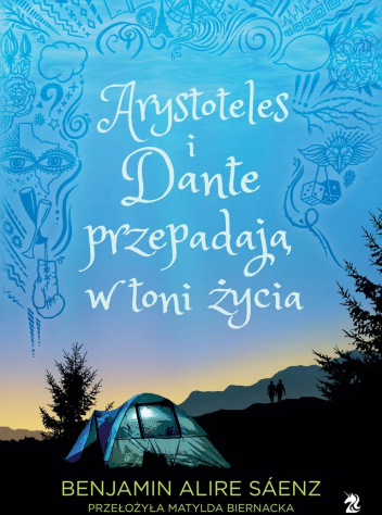 Widok rozbitego namiotu na tle gór