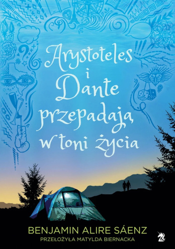 Widok rozbitego namiotu na tle gór