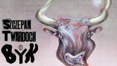 Na szaro-fioletowym tle głowa byka z rogami