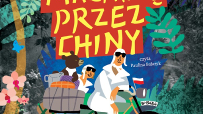 Dwóch panów ubranych na biało i w czarnych okularach na rowerze