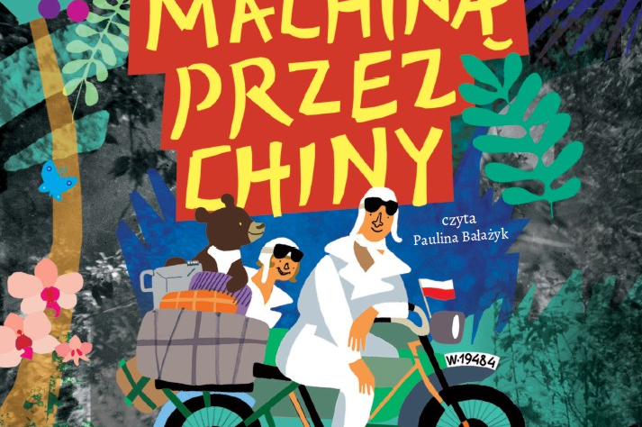 Dwóch panów ubranych na biało i w czarnych okularach na rowerze