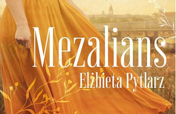 Kobieta w żółtej spódnicy na tle panoramy miasta