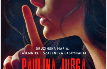 Profil twarzy dziewczyny z uniesionym palcem wskazującym