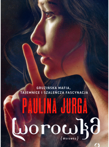 Profil twarzy dziewczyny z uniesionym palcem wskazującym