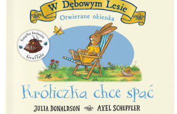 Rysunek króliczki siedzącej na leżaku rozłożonym na trawie