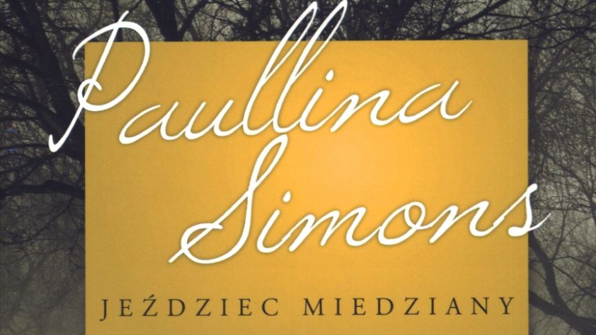 Widok parku zimą a w nim spacerująca para