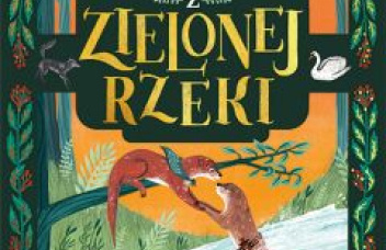 Ciemno-zielona ramka w kwiatki oraz bawiące się w rzece dwie wydry