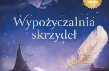 Na tle nocy latający chłopiec i opadające dwa skrzydła