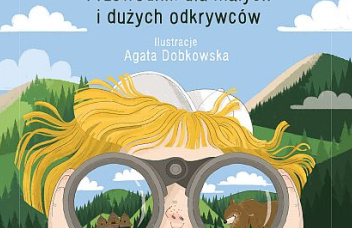 Dziecko w czapce patrzące przez lornetkę