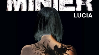 Na czarnym tle plecy kobiety z czarnym tatuażem