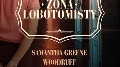 Zdjęcie kobiety wchodzącej do salonu