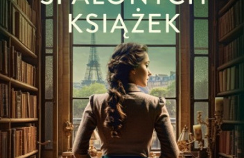 Kobieta w oknie biblioteki